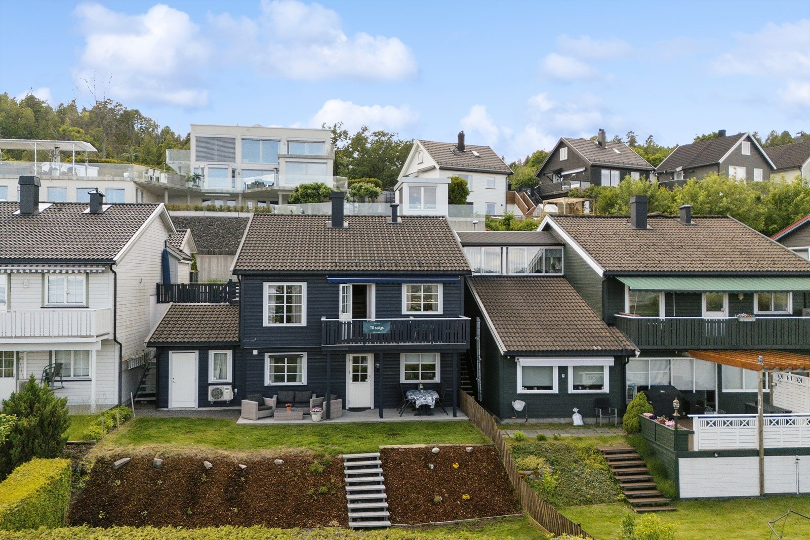 Tomten består av en pent opparbeidet skrånet utsiktstomt på 427 kvm. Galleribilde