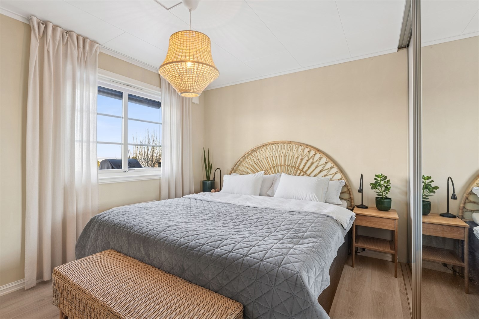 Det er etablert gode garderobeløsninger i form av skyvedørsgarderobe med speilfront og praktisk skapinnredning for optimal oppbevaringsplass på hovedsoverommet. Galleribilde