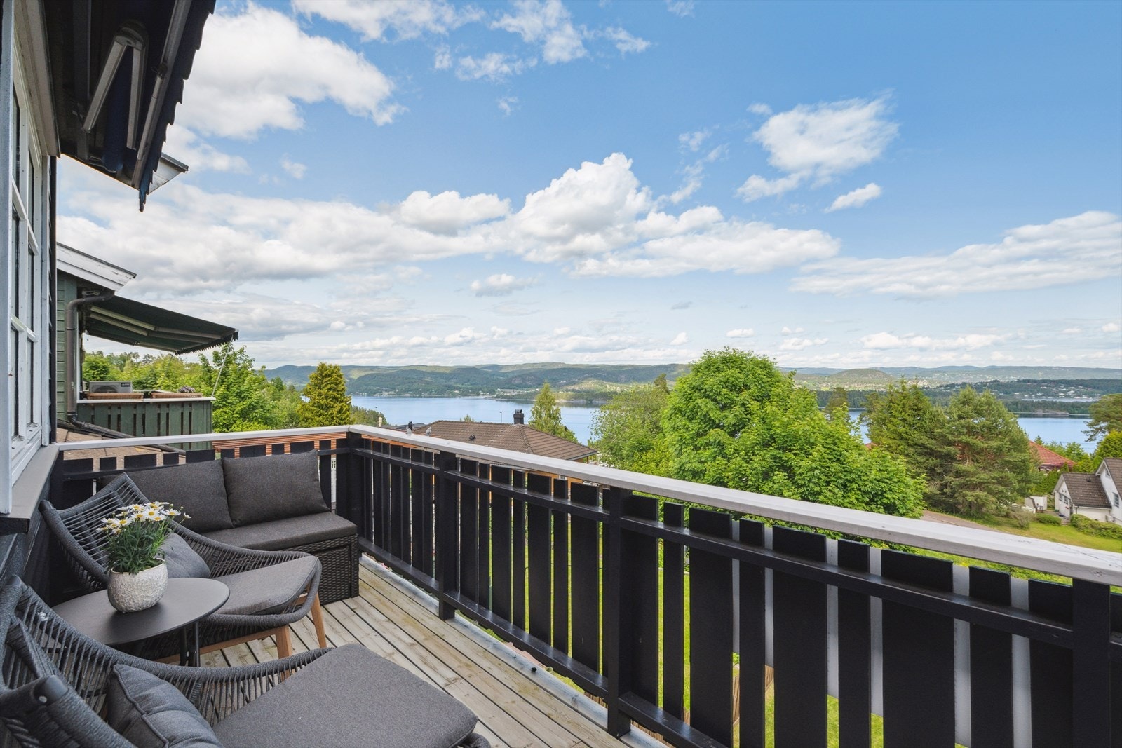 Fra stuen er det videre utgang til en egen balkong som byr på god plass til utemøbler, fine solforhold og fantastisk utsikt over fjorden! Galleribilde