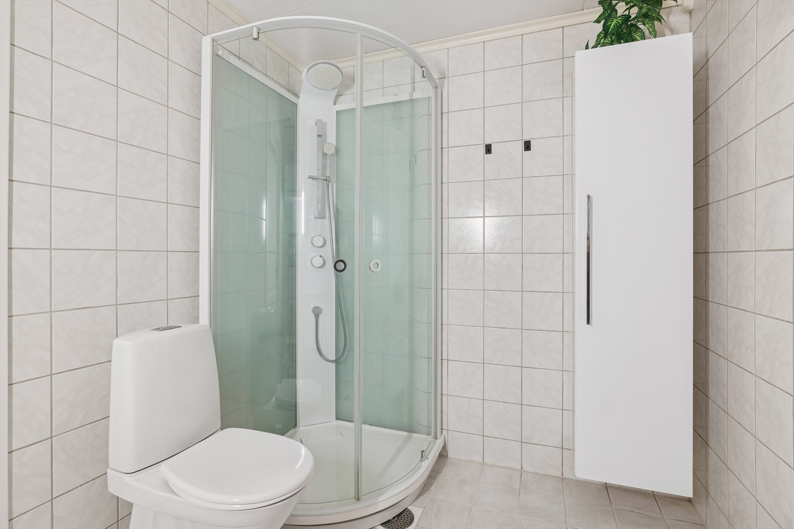 Det er flislagt gulv og vegger. Galleribilde