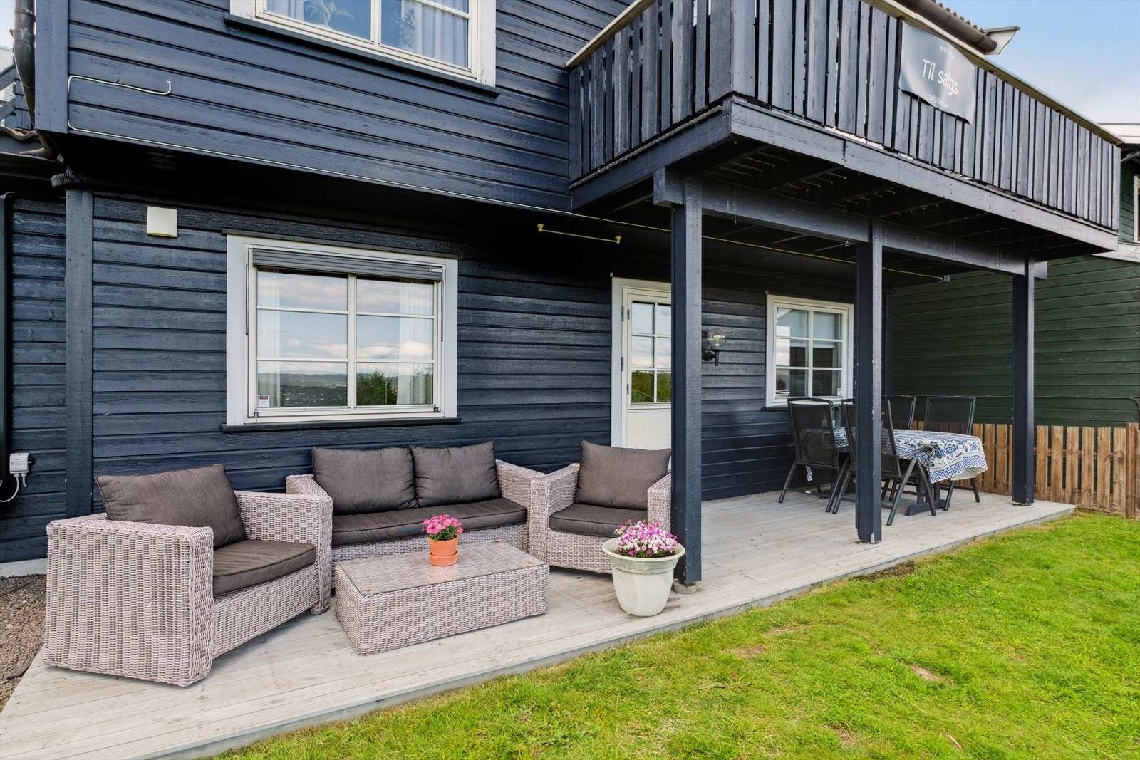 Fra underetasjen er det videre utgangsdør til et koselig uteområde med markterrasse som har god plass til møblement og videre adkomst til den flotte hagen. Galleribilde