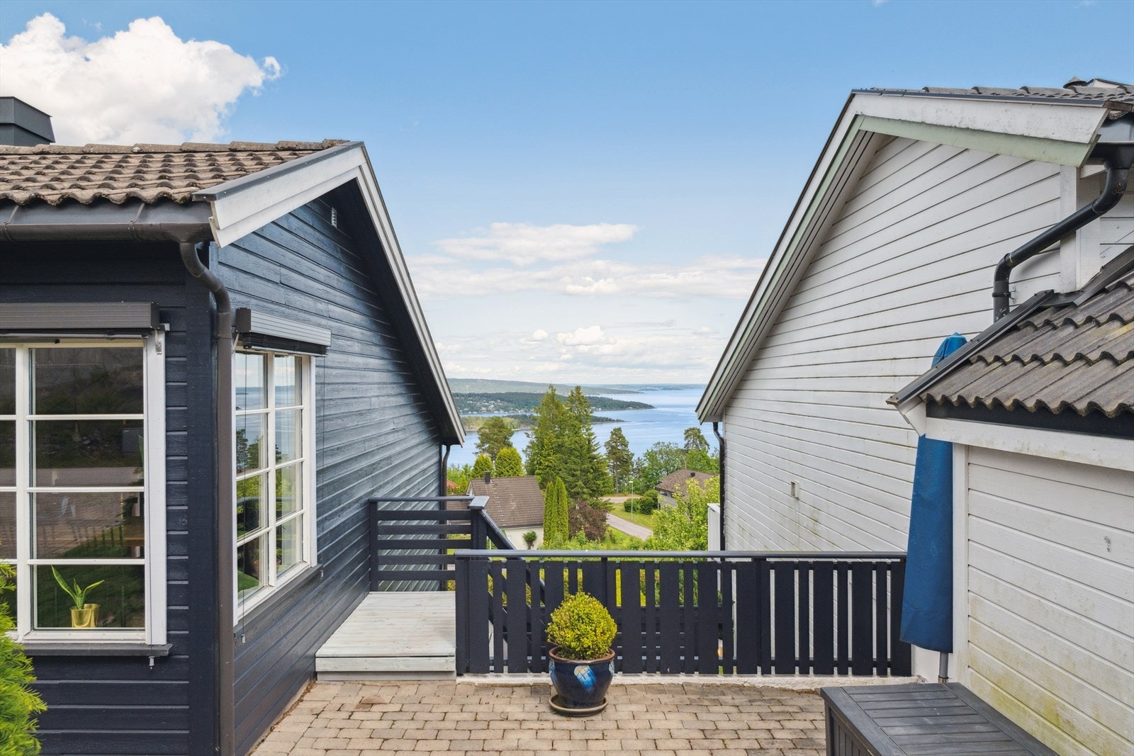 Uteområdet byr på uante muligheter for innredning etter eget ønske og er et særdeles koselig område å samle familie og venner sene sommerkvelder. Galleribilde