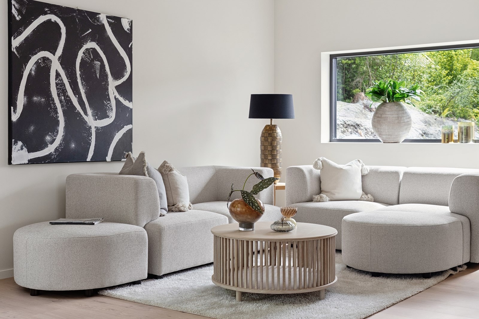 Alle rom er i listefri utførelse mellom vegg og tak. Det er lagt varmefolie i hele andre etasje som gir et lun og jevnt inneklima Galleribilde