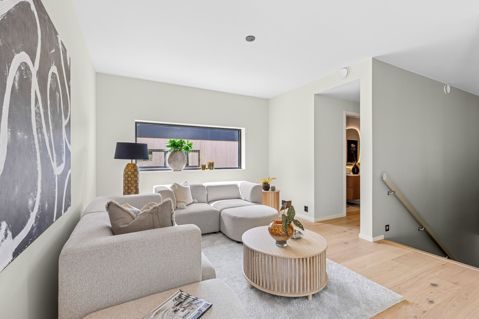 Etasjens utforming gir rom for flere møbleringssoner - tilbaketrukket baderom og kontor. Galleribilde