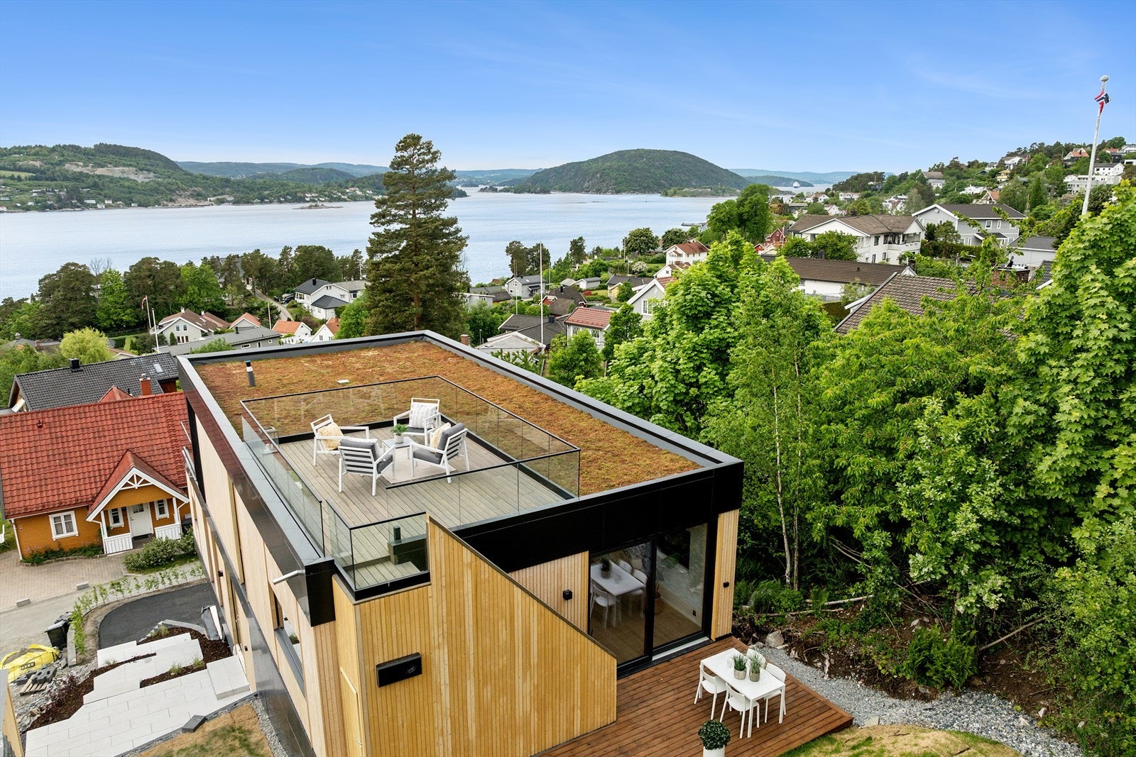 Vestvendt beliggende med rikelig sol og utsiktsforhold samtidig som boligen ligger skjermet til for innsyn Galleribilde