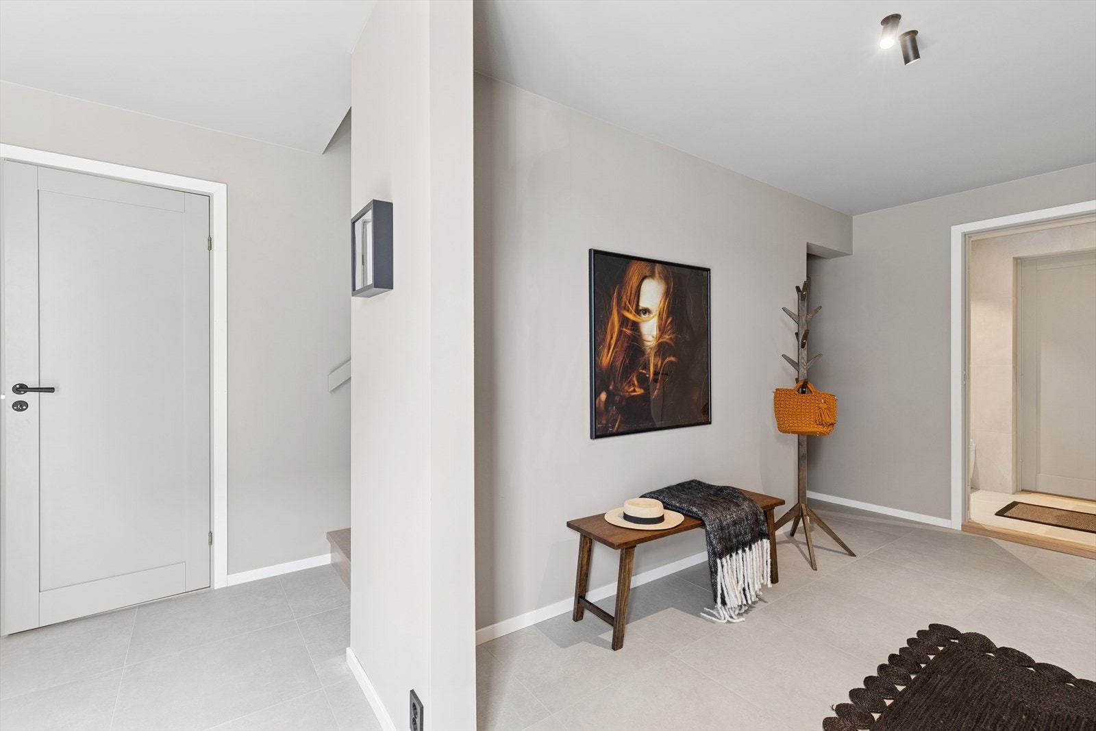 Velkommen inn! Romslig entré med god plass for ønsket garderobeløsning Galleribilde