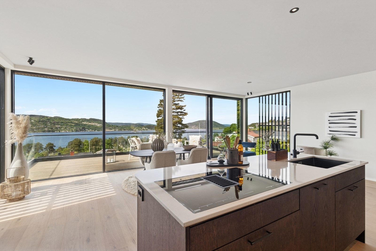 Sosialt kjøkken- og spisestueområde med utgang til terrasse Galleribilde