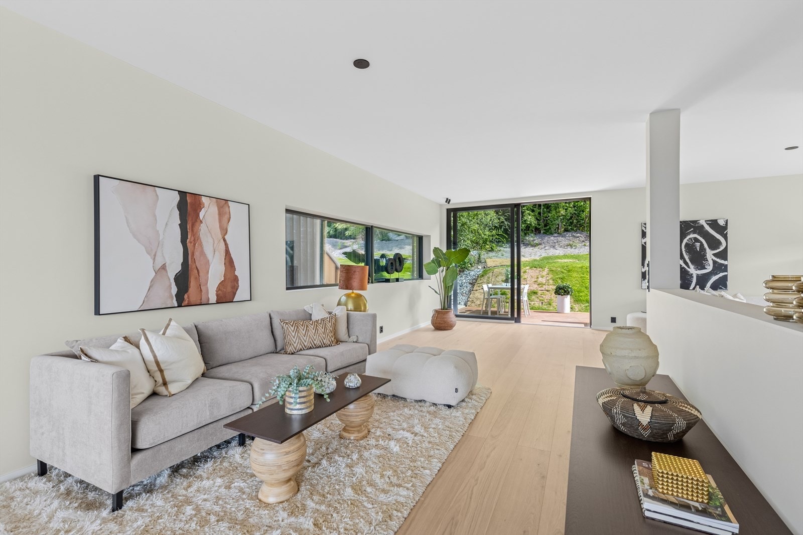 Boligen er utført med høy standard, med bruk av kvalitetsmaterialer som herdet tregulv og en moderne, lys fargepalett Galleribilde