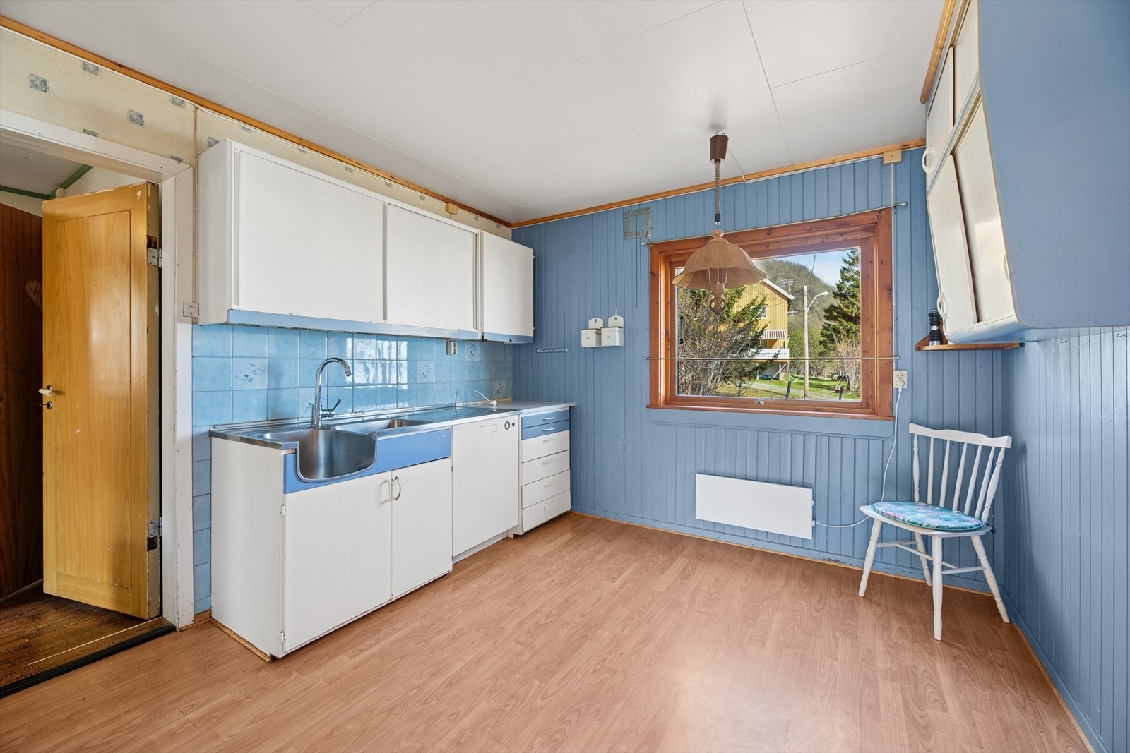 Romslig kjøkken med eldre innredning. Galleribilde