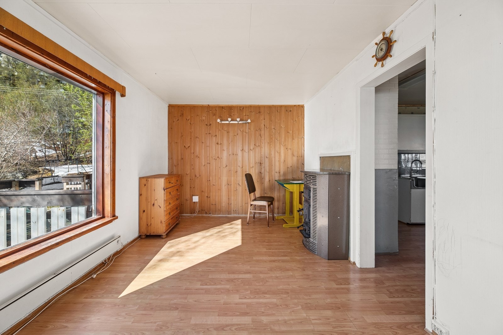 Eldre kamin i stuen. Galleribilde