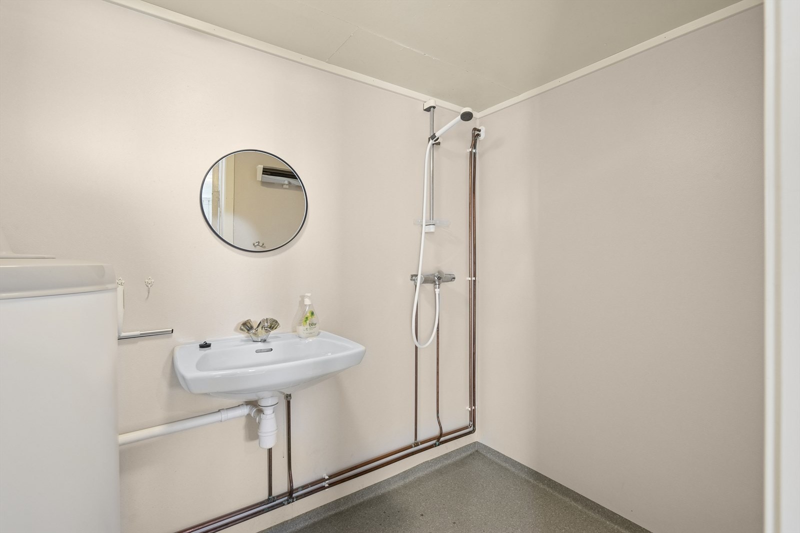 Baderom i kjelleretasjen med gulvbelegg. Galleribilde