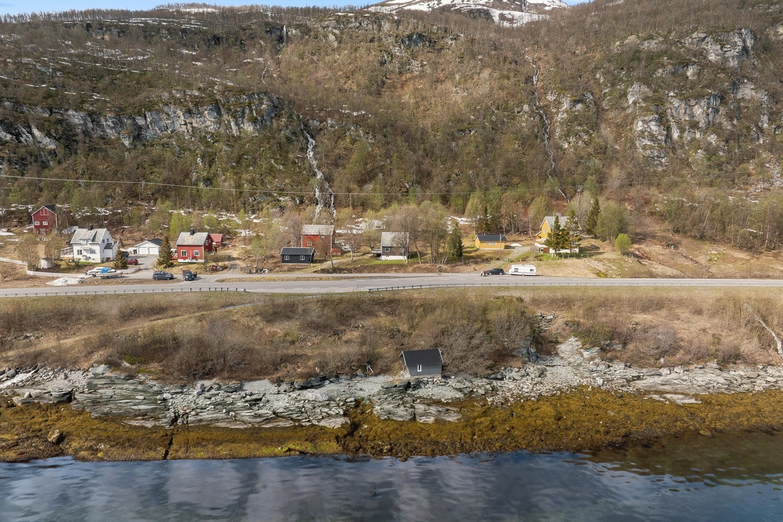 Eiendommen omfatter bolig, garasje, løe og naust. Galleribilde
