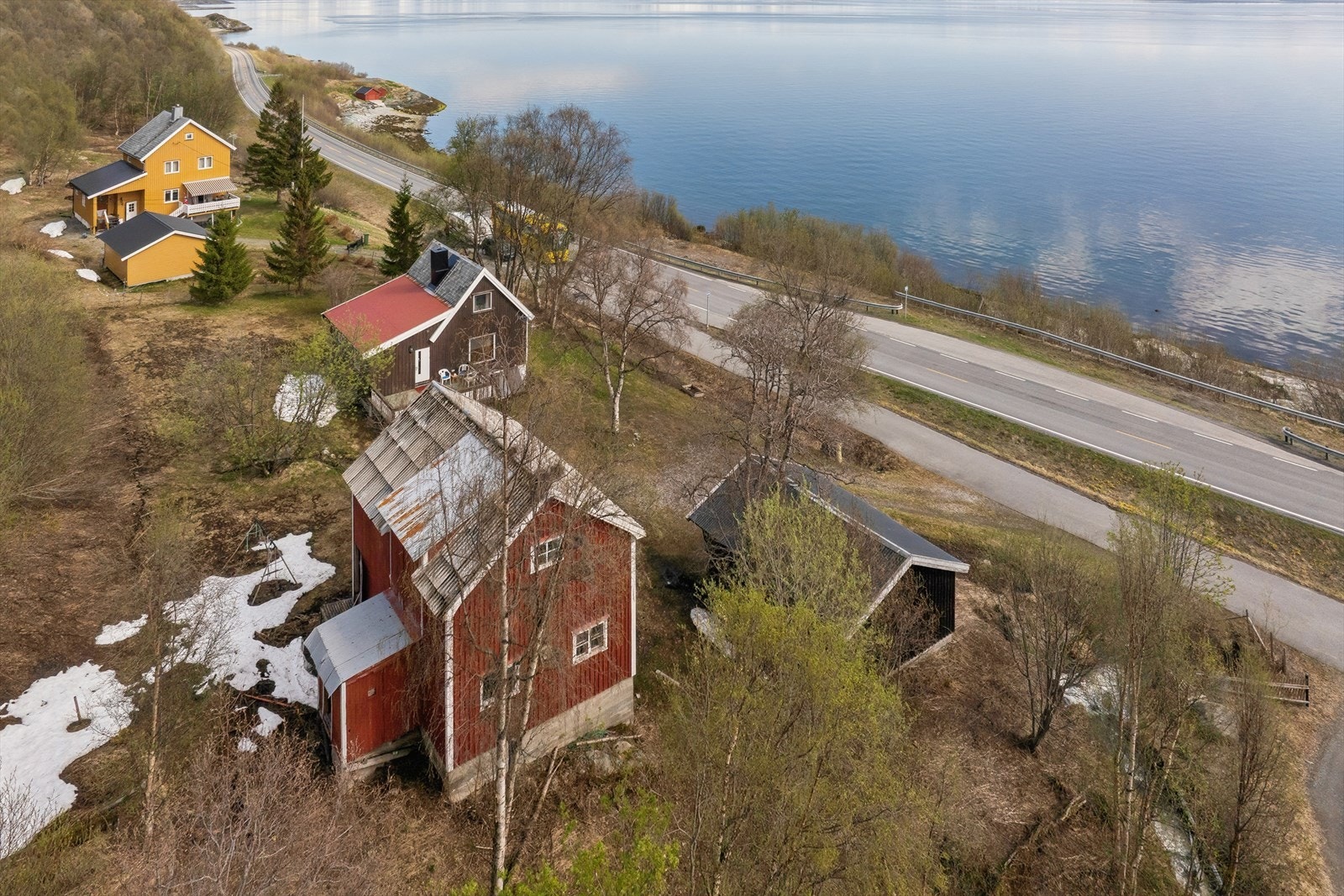 Boligen ligger i Talvik som er ca. 28 minutter med bil fra Alta sentrum. Galleribilde