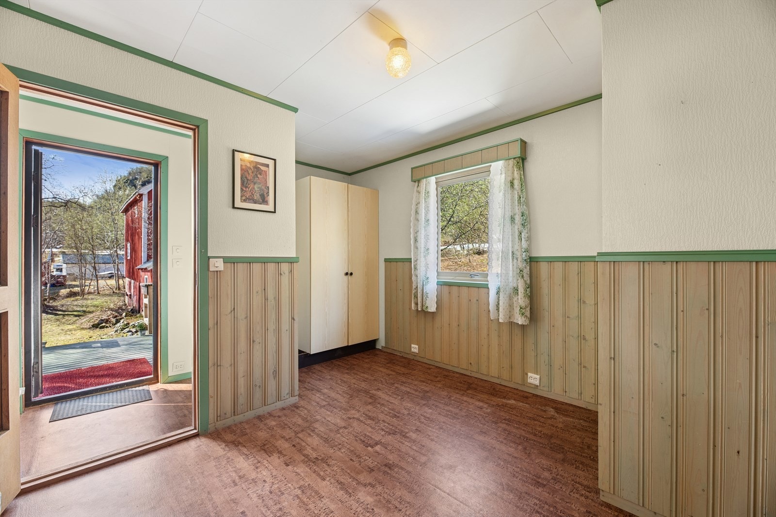 Romslig gang med god garderobeplass. Galleribilde