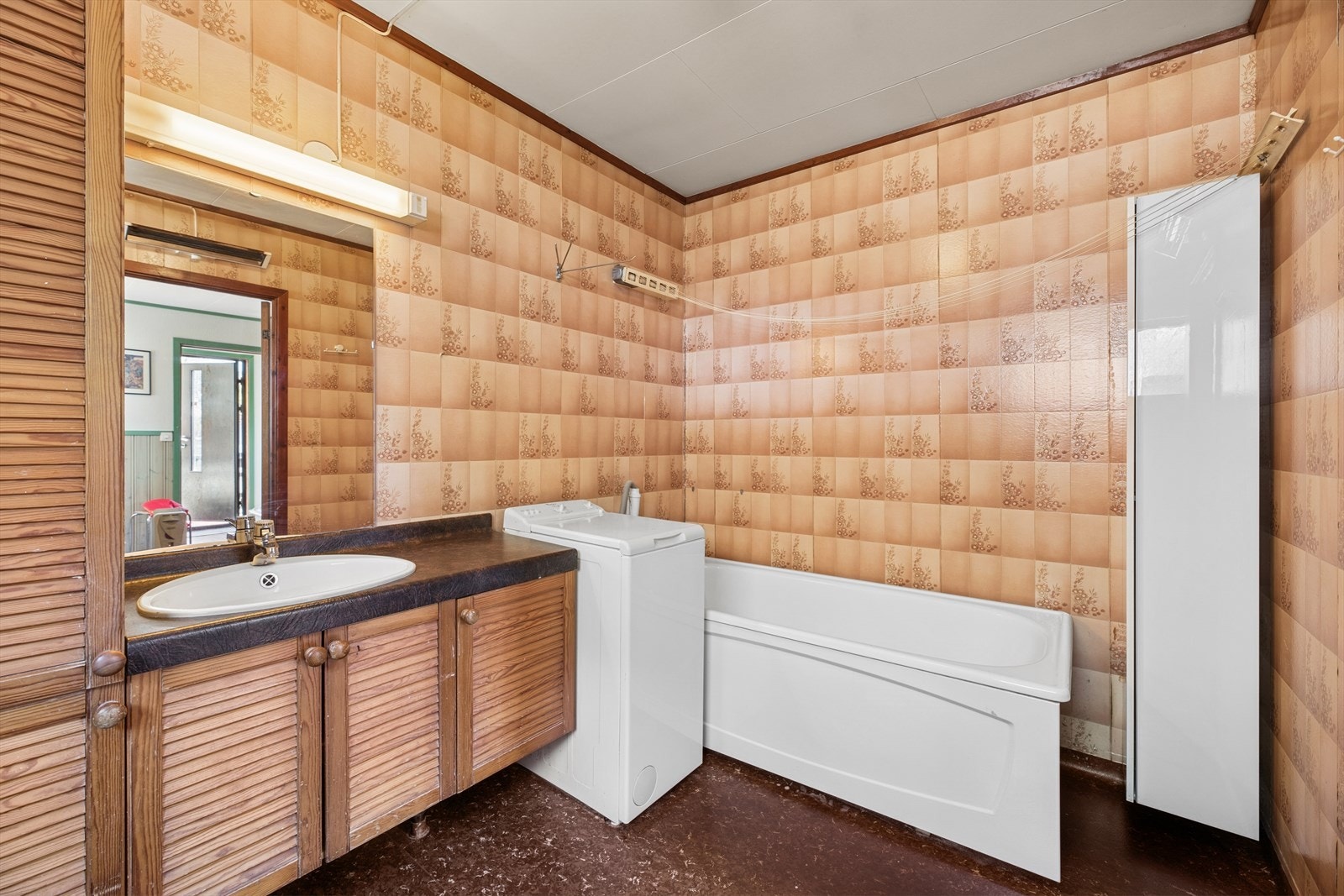 Eldre baderom som trenger oppussing for møte dagens krav til standard. Galleribilde