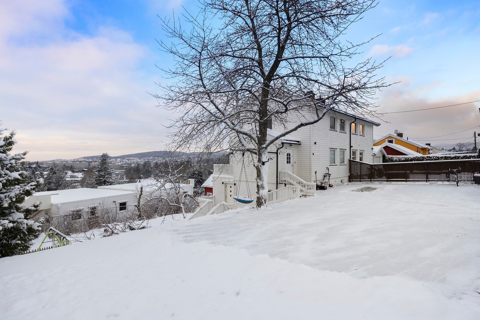 Det er romslig gårdsplass på fremsiden av huset. Galleribilde