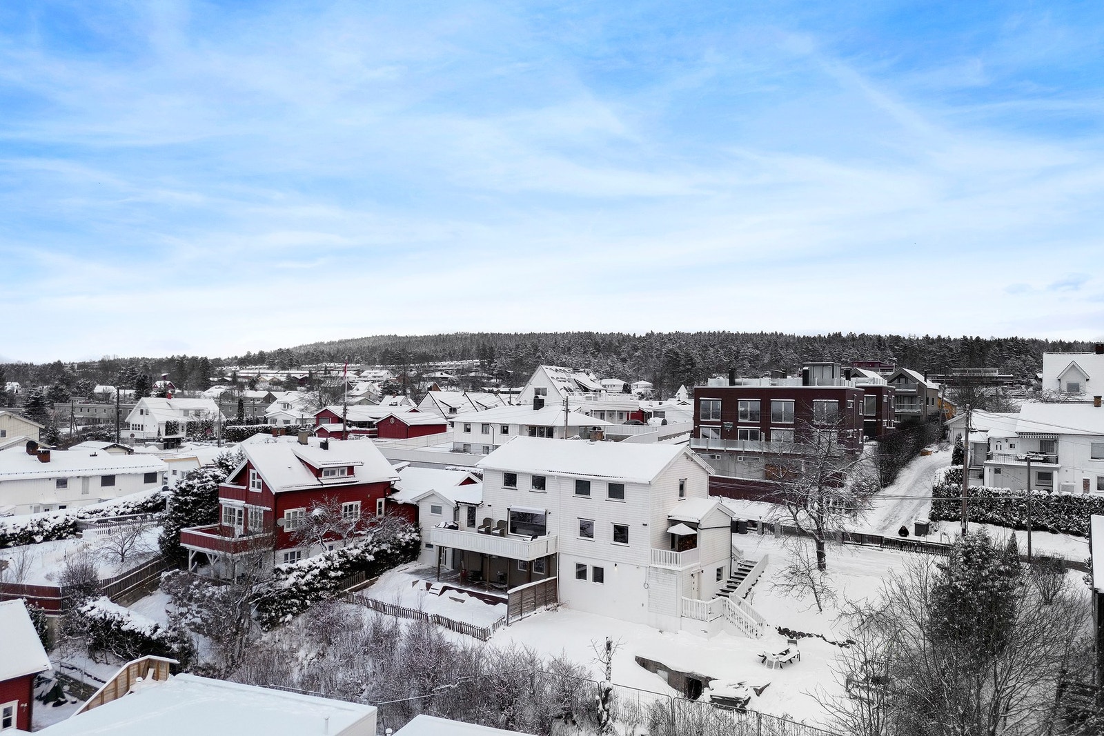 Her bor du i et veletablert og barnevennlig område med nærhet til både skole, barnehage, grøntområder og kollektivtransport - et ideelt sted for familier. Galleribilde
