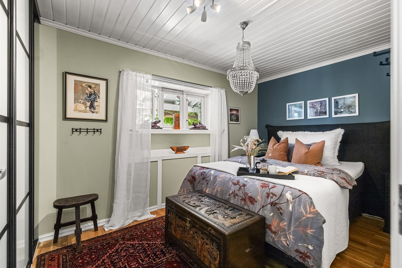 Første etasje byr på tre soverom. Galleribilde