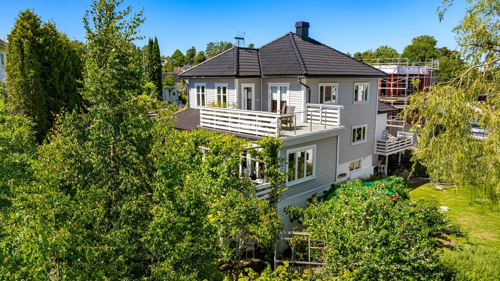 En innholdsrik villa med gode solforhold, frodig hage og sjøutsikt, rolig og tilbaketrukket beliggenhet på en høyde. Galleribilde