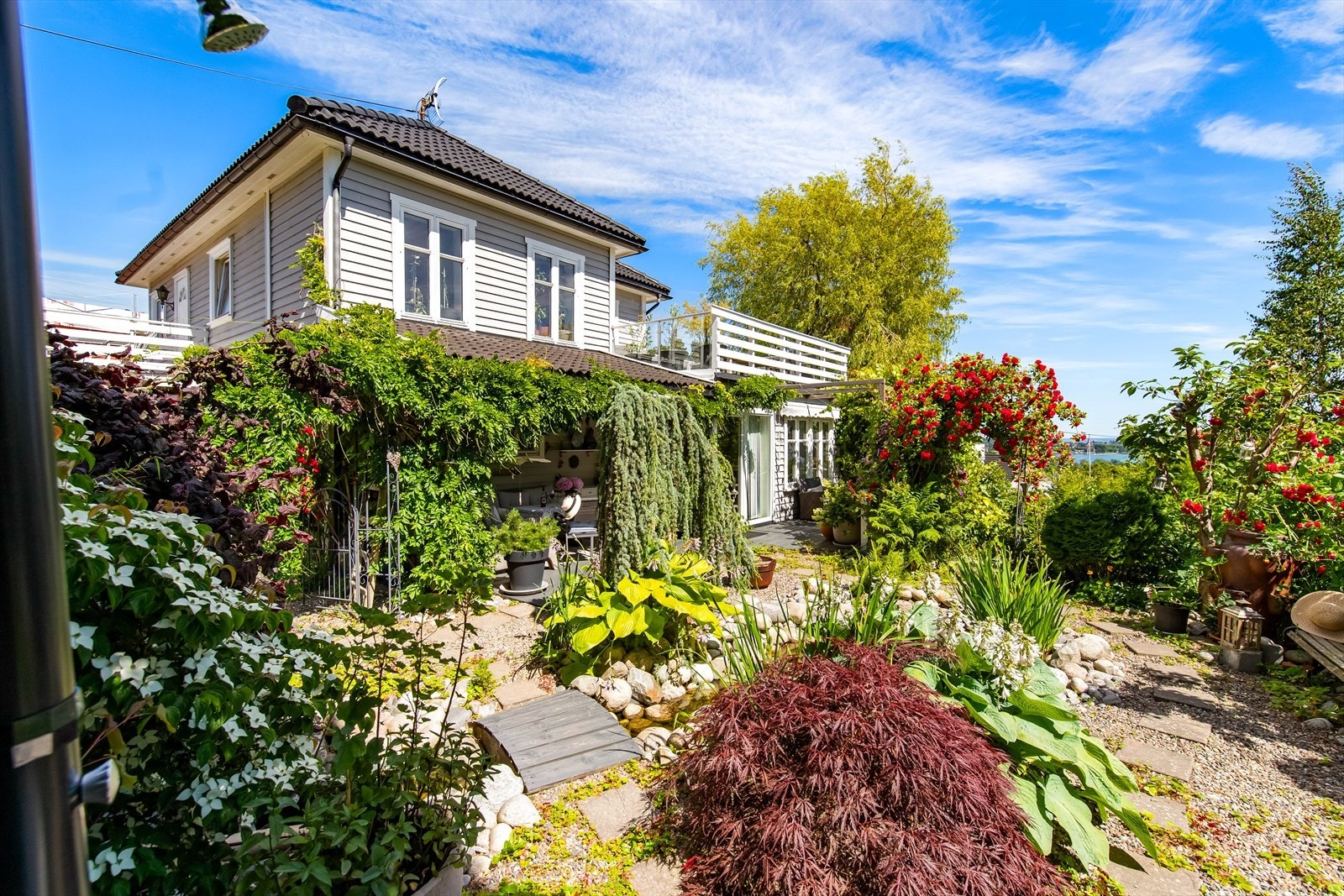 Nordvik v/Jørgen Nyhus har gleden av å presentere Thueveien 8 - en stor og innholdsrik villa på Teie, med to skattefrie utleiedeler (ca. 18-20 000 kr pr. mnd) og mulighet for å samle alt til én romslig familiebolig. Foto: Fotograf Magik. Galleribilde