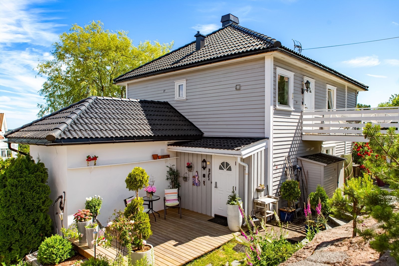 Eget, trivelig inngangsparti til hovedetasjen fra nordsiden - med trapp videre opp til øverste plan. Tidligere intern trapp mellom etasjene gjør det mulig å tenke helhetlig familievilla igjen ved ønske. Galleribilde