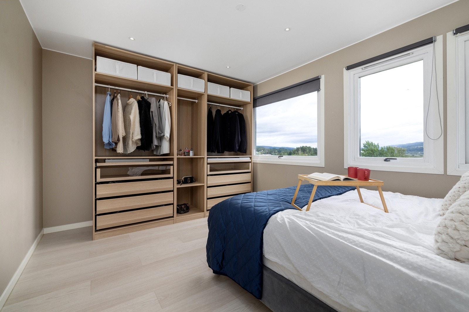 Hovedsoverom med stort garderobeskap, og fin utsikt mot Hønefoss nord, Storelva og Haugsbygd Galleribilde