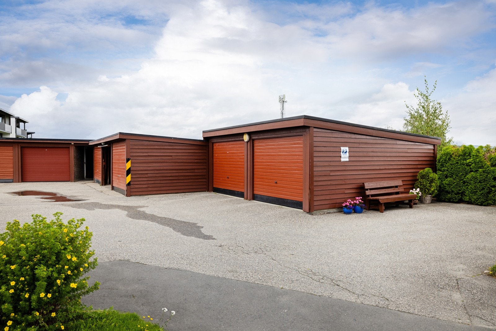 Boligen disponerer garasjeplass i garasjeanlegg. Plassen som tilhører denne boligen ligger nærmest inngangen. Galleribilde