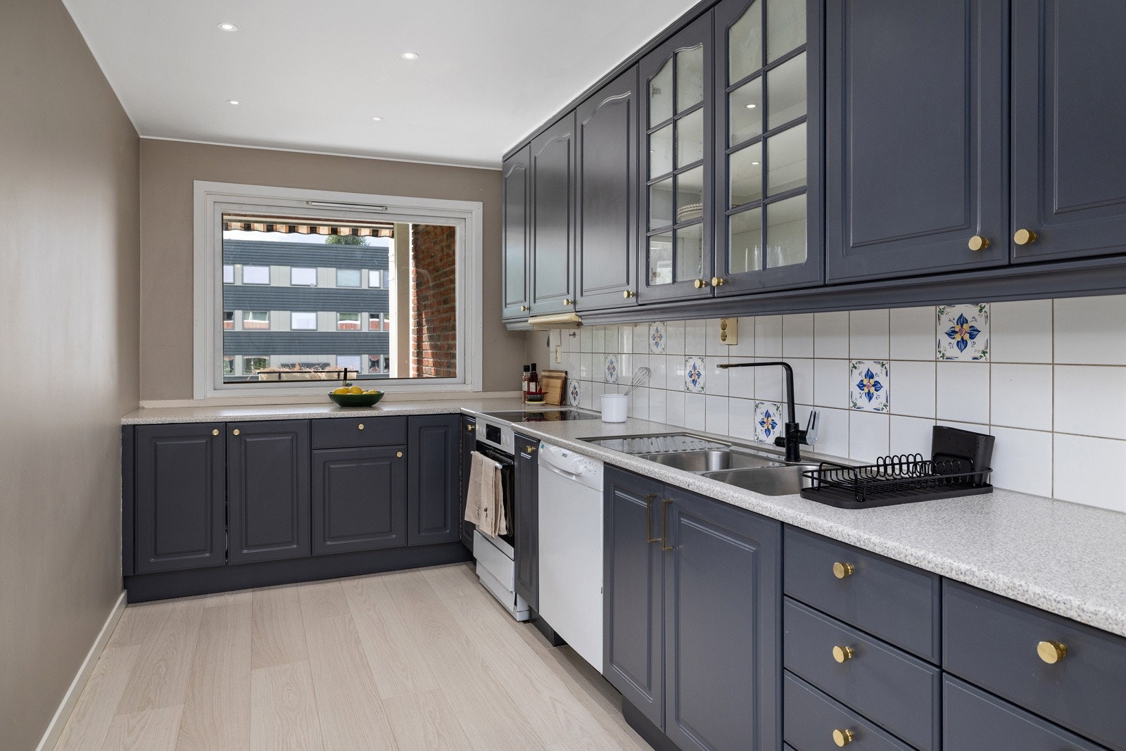 Laminat benkeplate med stål oppvaskkum og beslag Galleribilde