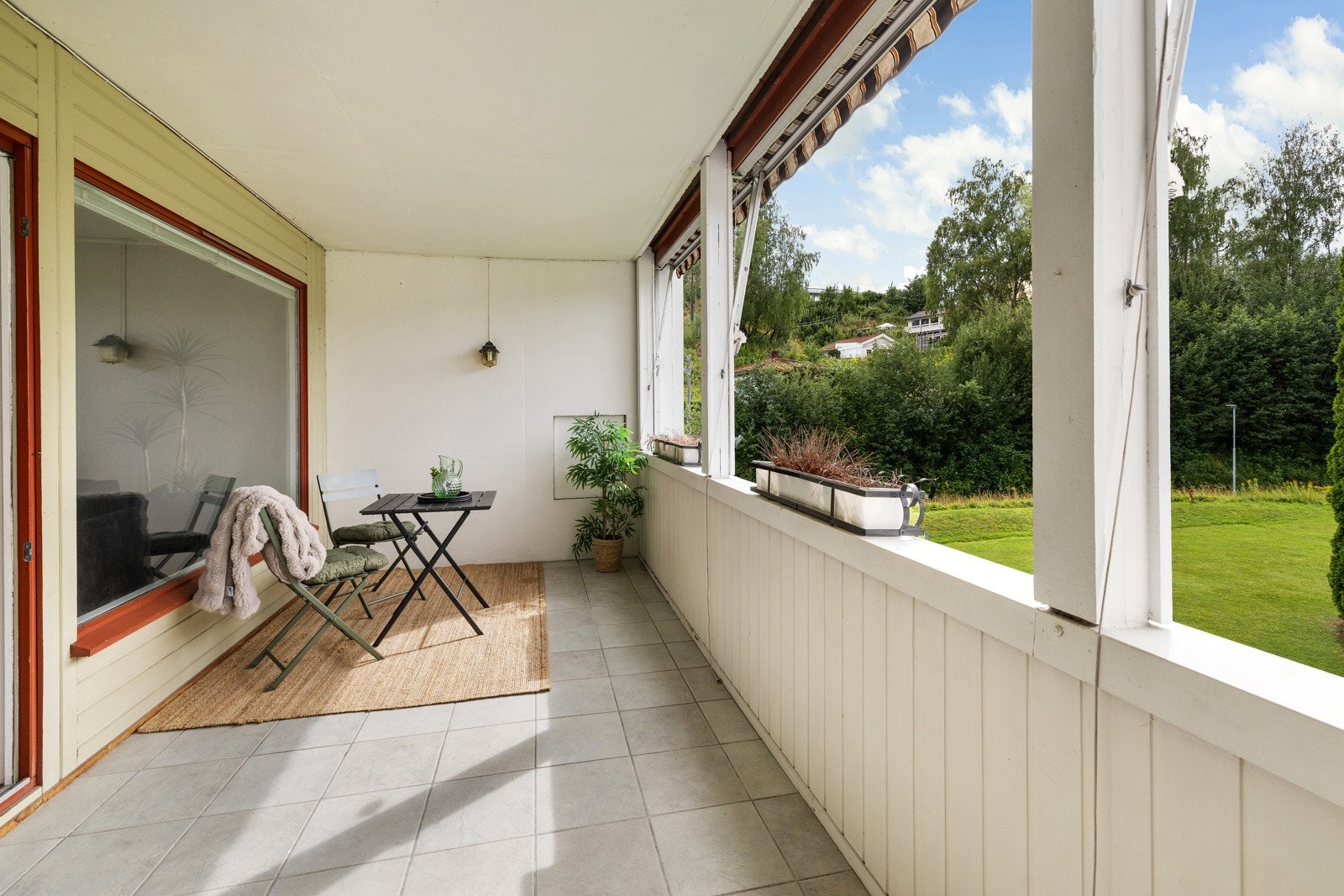 Flislagt verandagulv med markiser for solskjerming Galleribilde