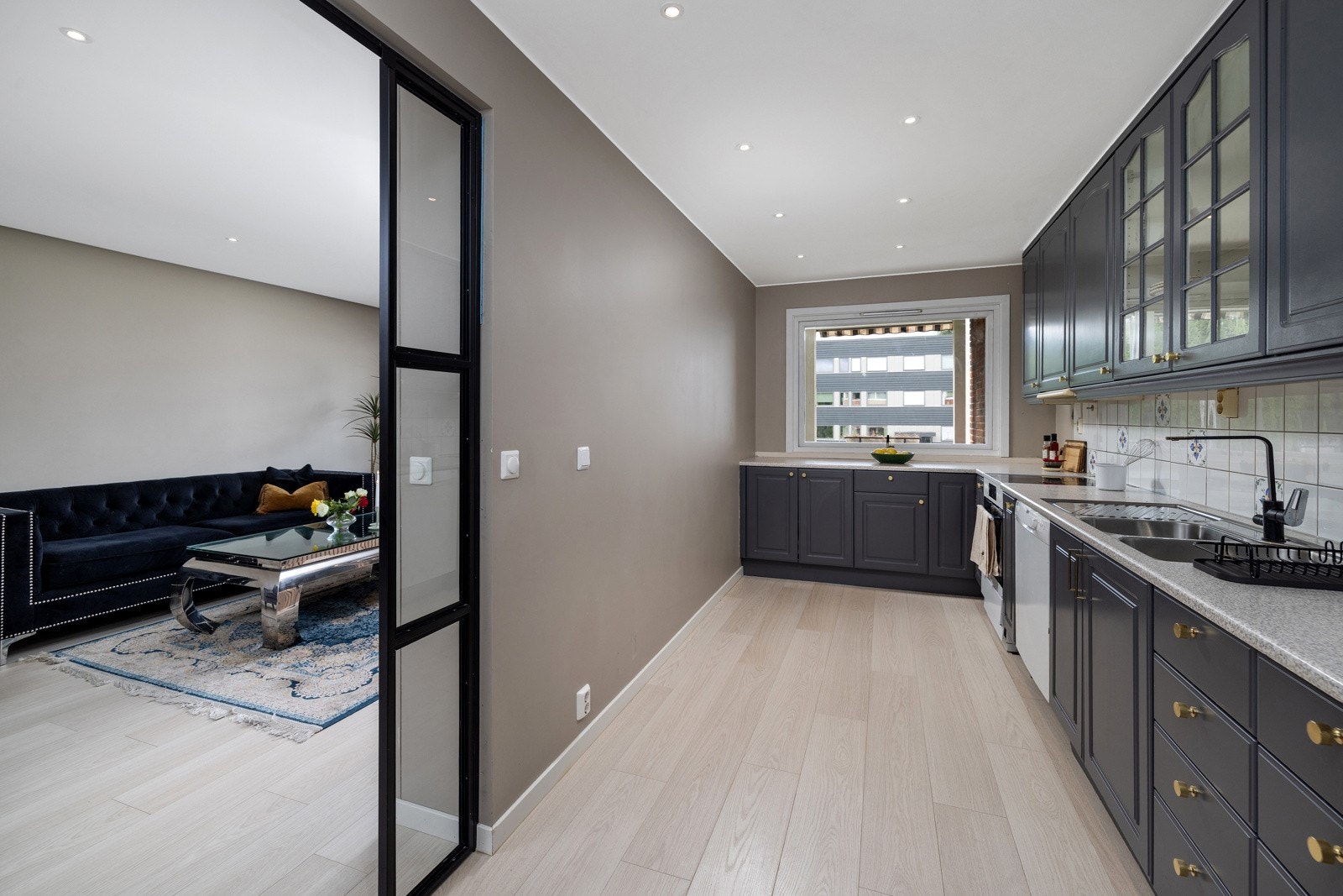 Kjøkken med profilerte fronter og takhøye overskap Galleribilde