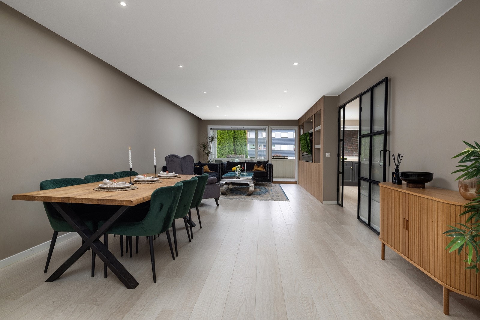 Romslig stue med store vindusflater og godt lysinnslipp Galleribilde