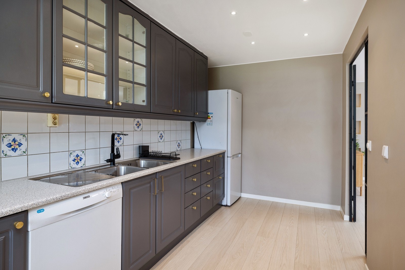 Hvitevarer som komfyr, oppvaskmaskin og kombiskap følger med Galleribilde