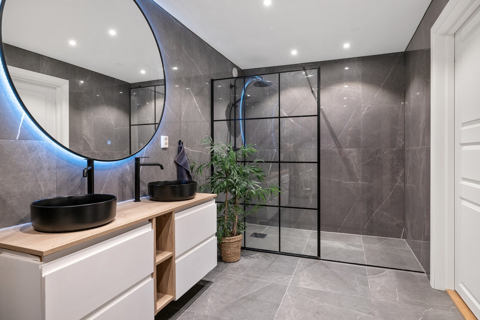 Fliser på vegg og gulv med varmekabler Galleribilde