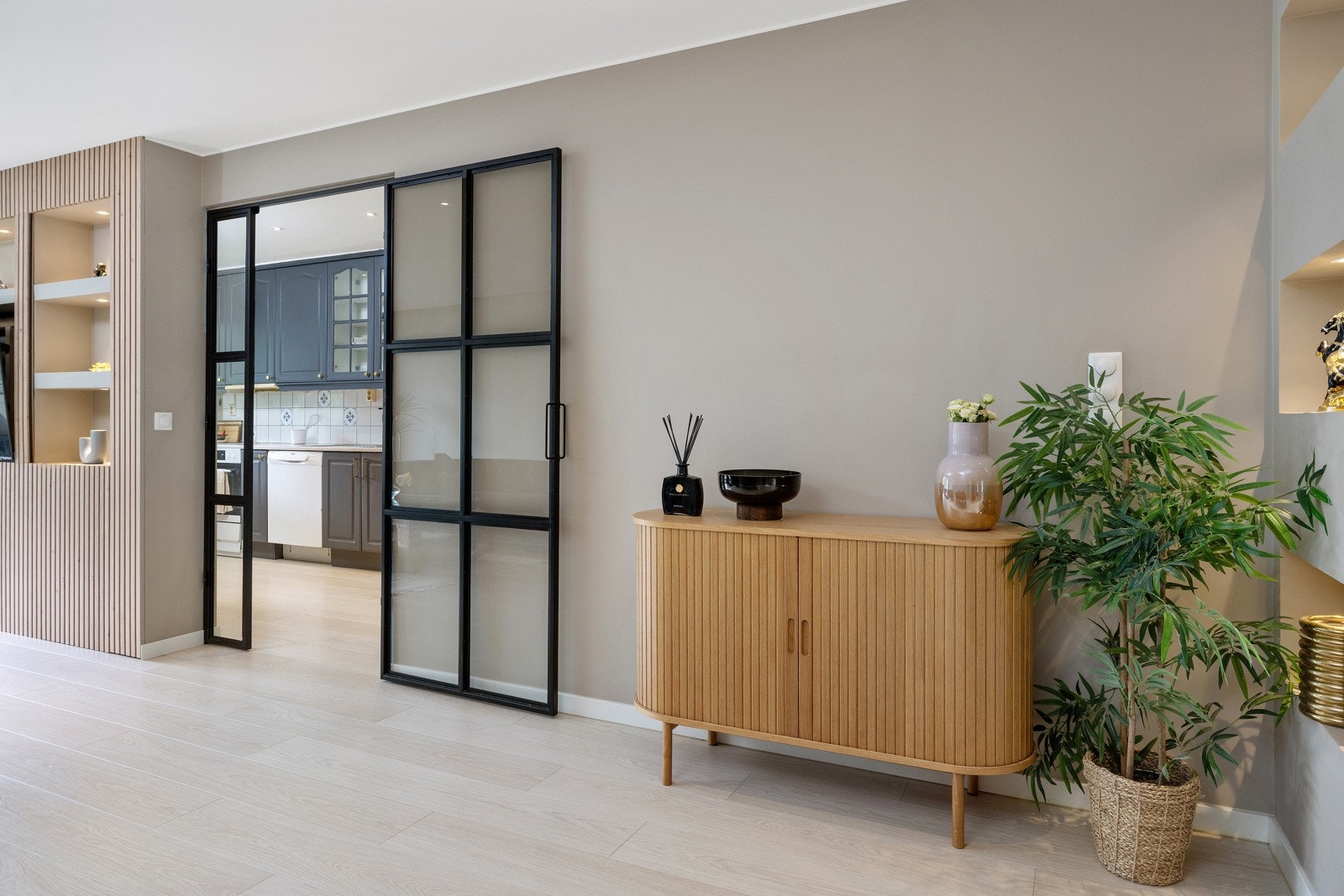 Adkomst til kjøkkenet fra stuen. Galleribilde