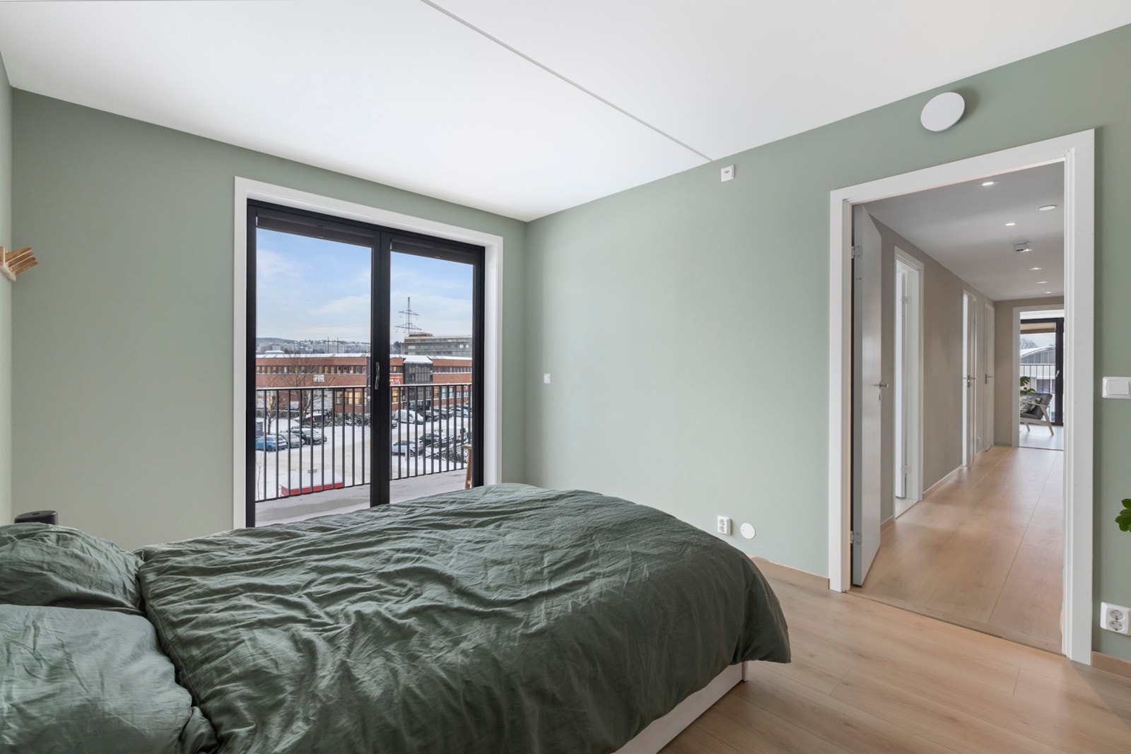 Lyst og moderne soverom med god plass til dobbeltseng, nattbord og garderobeløsning. Galleribilde