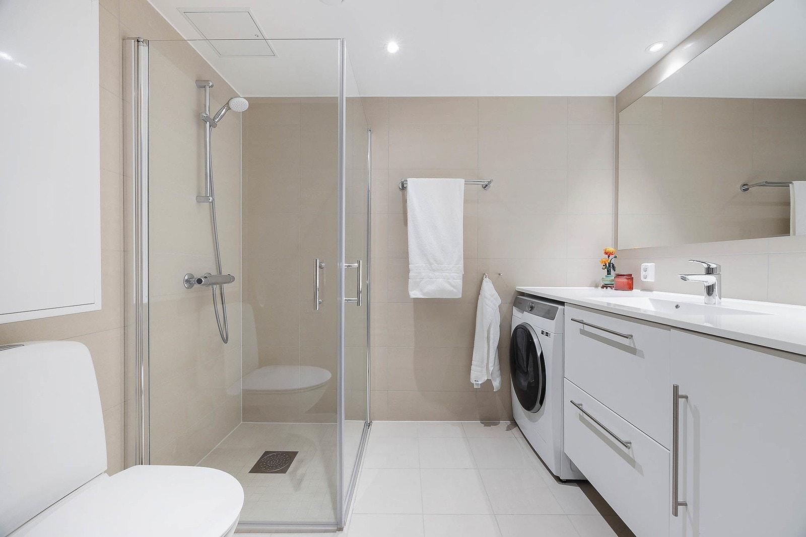 Delikat flislagt bad med 30x30 cm fliser på gulv og 30x60 cm fliser på vegger. Galleribilde