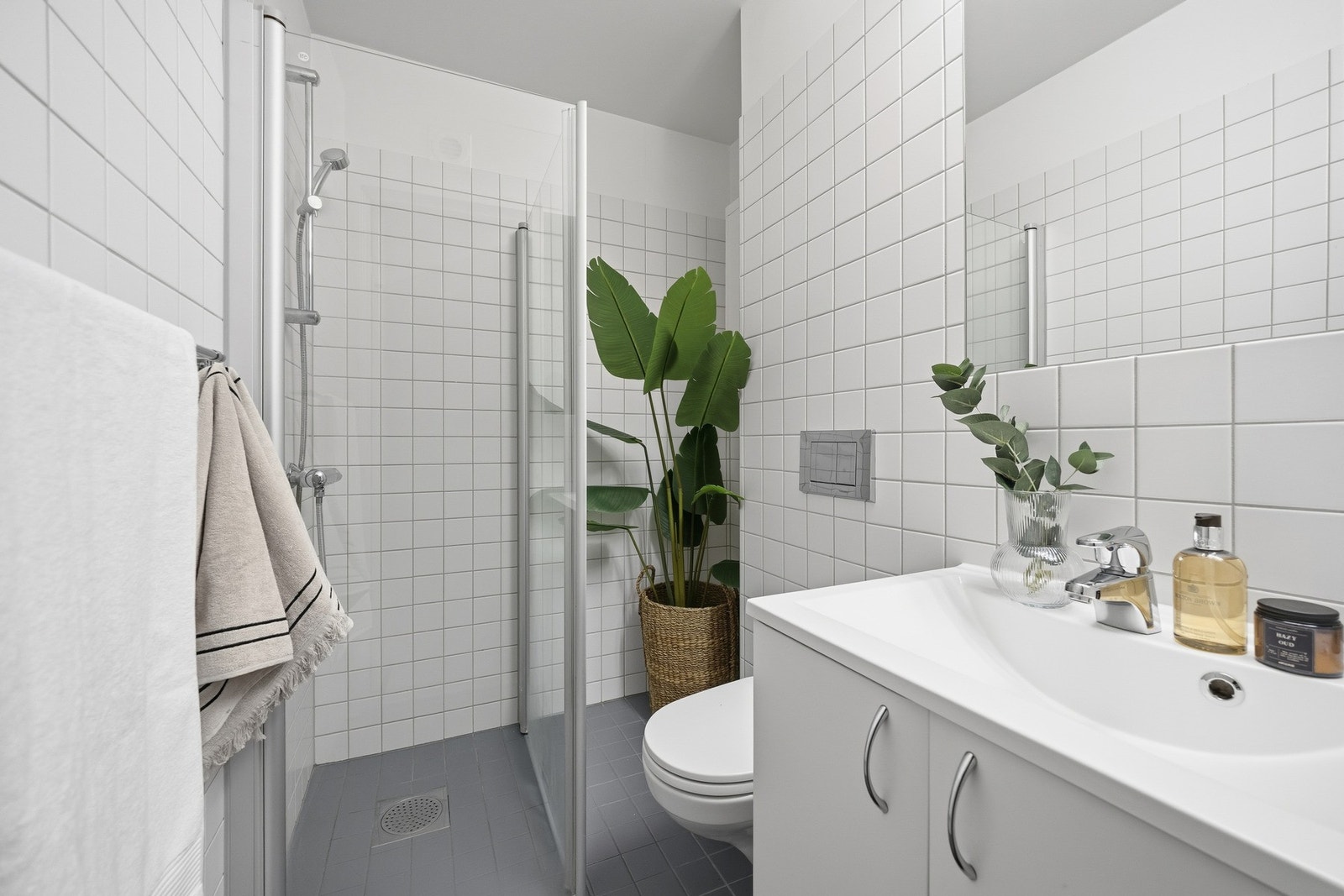 Bad med dusjhjørne og praktiske løsninger. Galleribilde