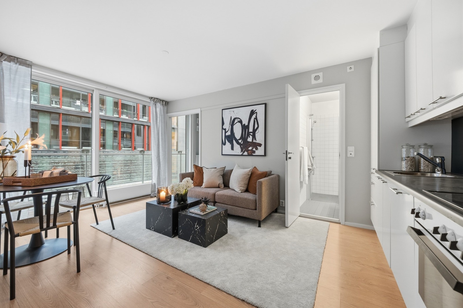Leiligheten har en stor og lys stue med god plass til sofa, TV og tilhørende møblement Galleribilde