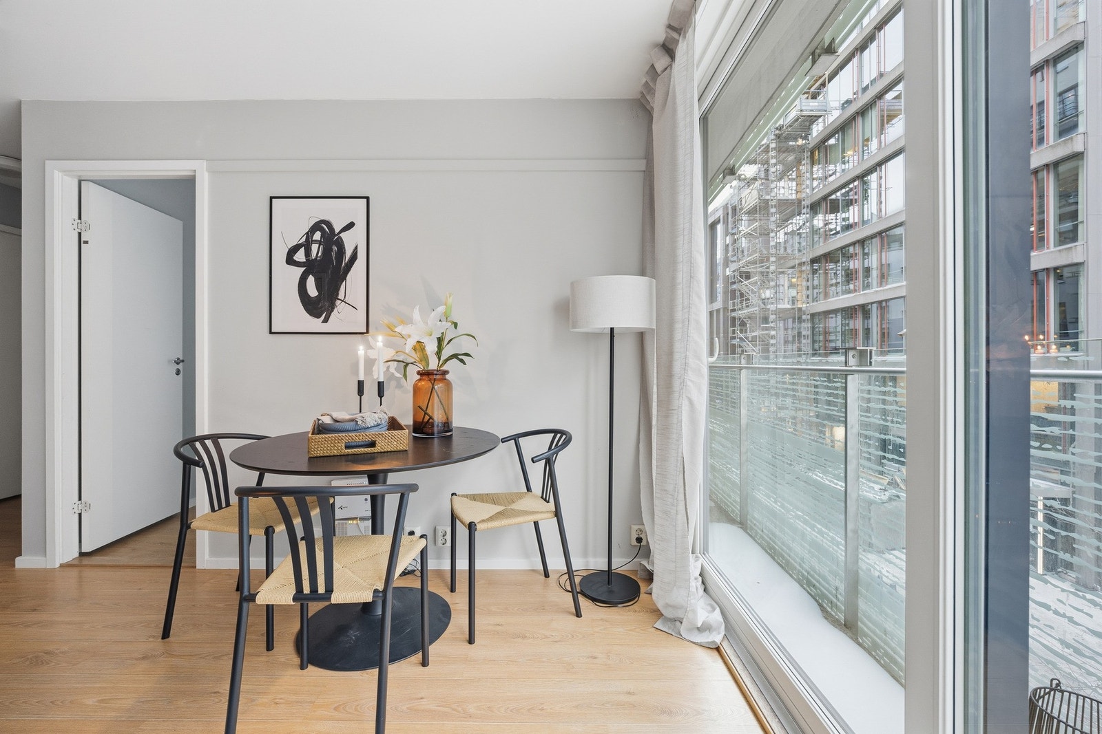 I tilknytning til stue og kjøkken er det plass til en spisegruppe. Galleribilde
