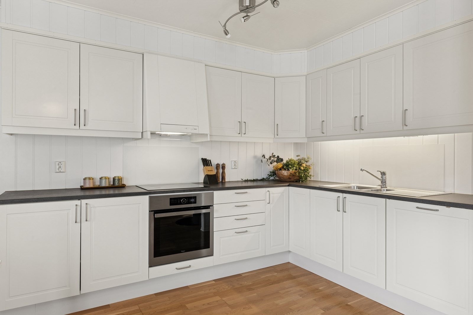 Kjøkkeninnredningen er designet i en hendig L-form. Her er det rikelig med benkeplass. Galleribilde