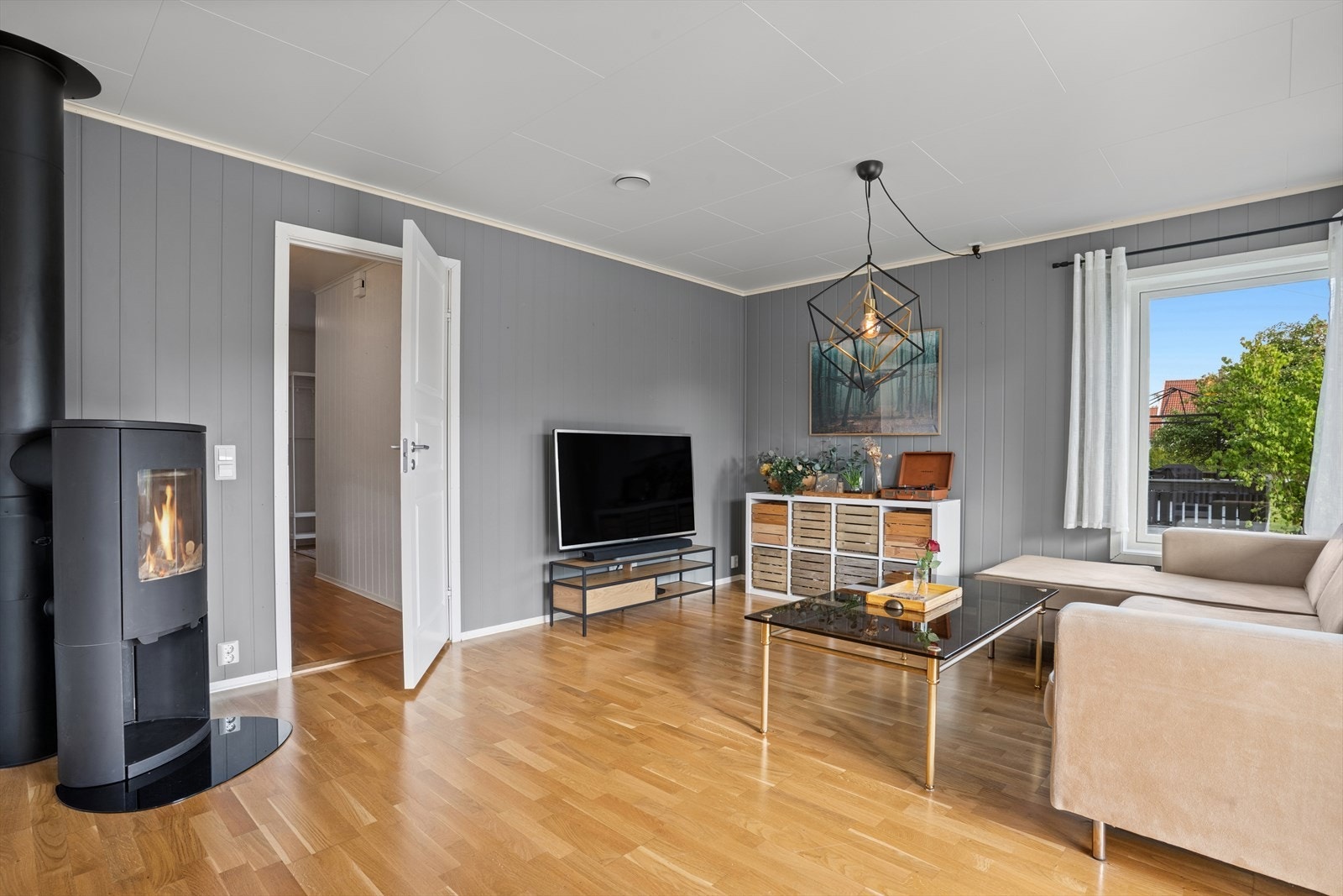 Stue med tilkoblet vedovn. Her kan du nyte de late høst- og vinterkveldene. Galleribilde