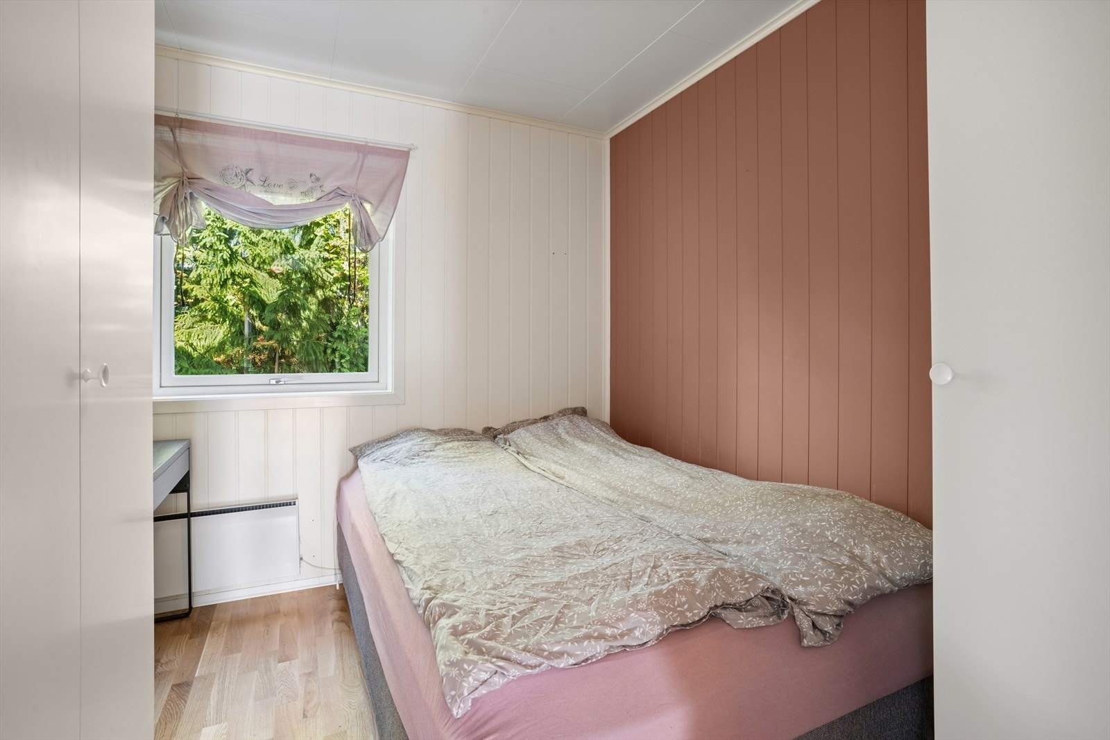 Soverom 2 har plass til dobbeltseng, nattbord, garderobe, etc... Galleribilde