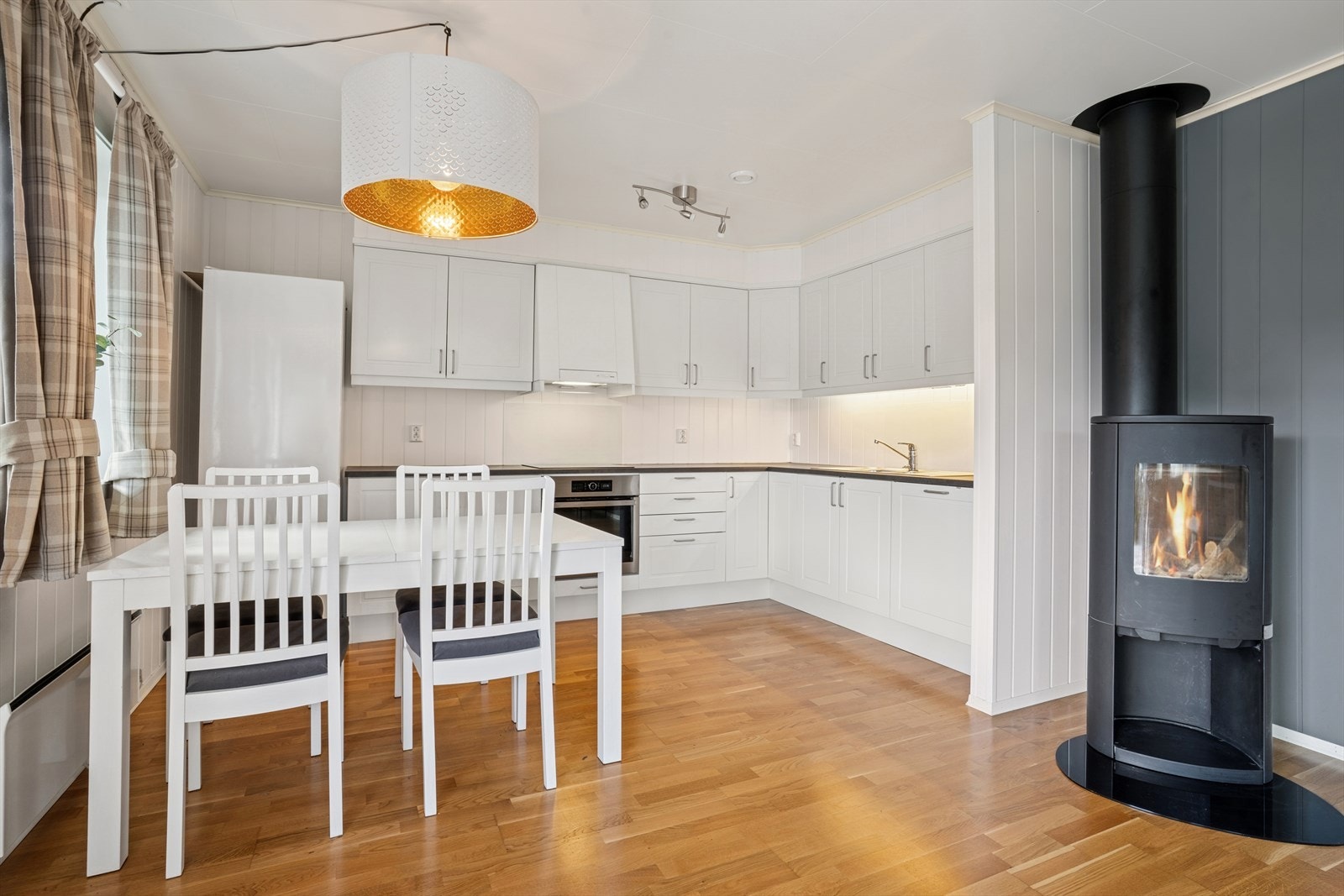 Den åpne og luftige løsningen skaper mer plass mellom stue og kjøkken. Hvitevarer som komfyr, platetopp og oppvaskmaskin medfølger handelen. Galleribilde