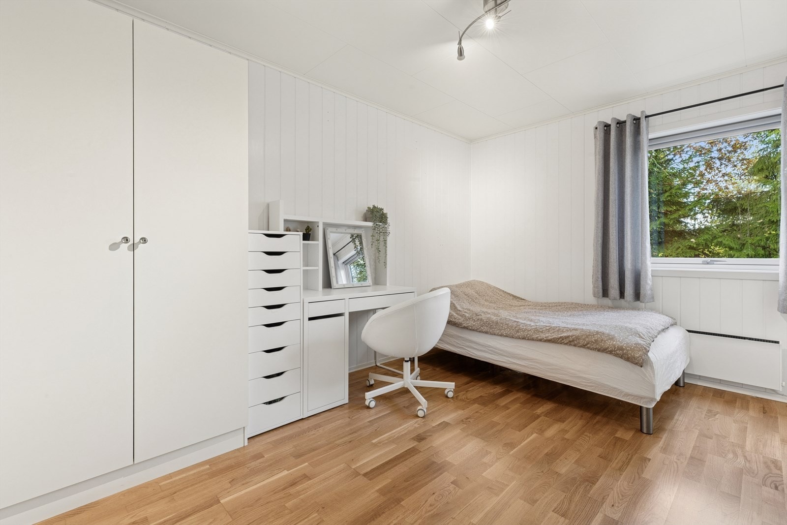 Dette er hovedsoverommet til eiendommen. Det er rikelig med skapplass, dobbeltseng, nattbord, etc. Galleribilde