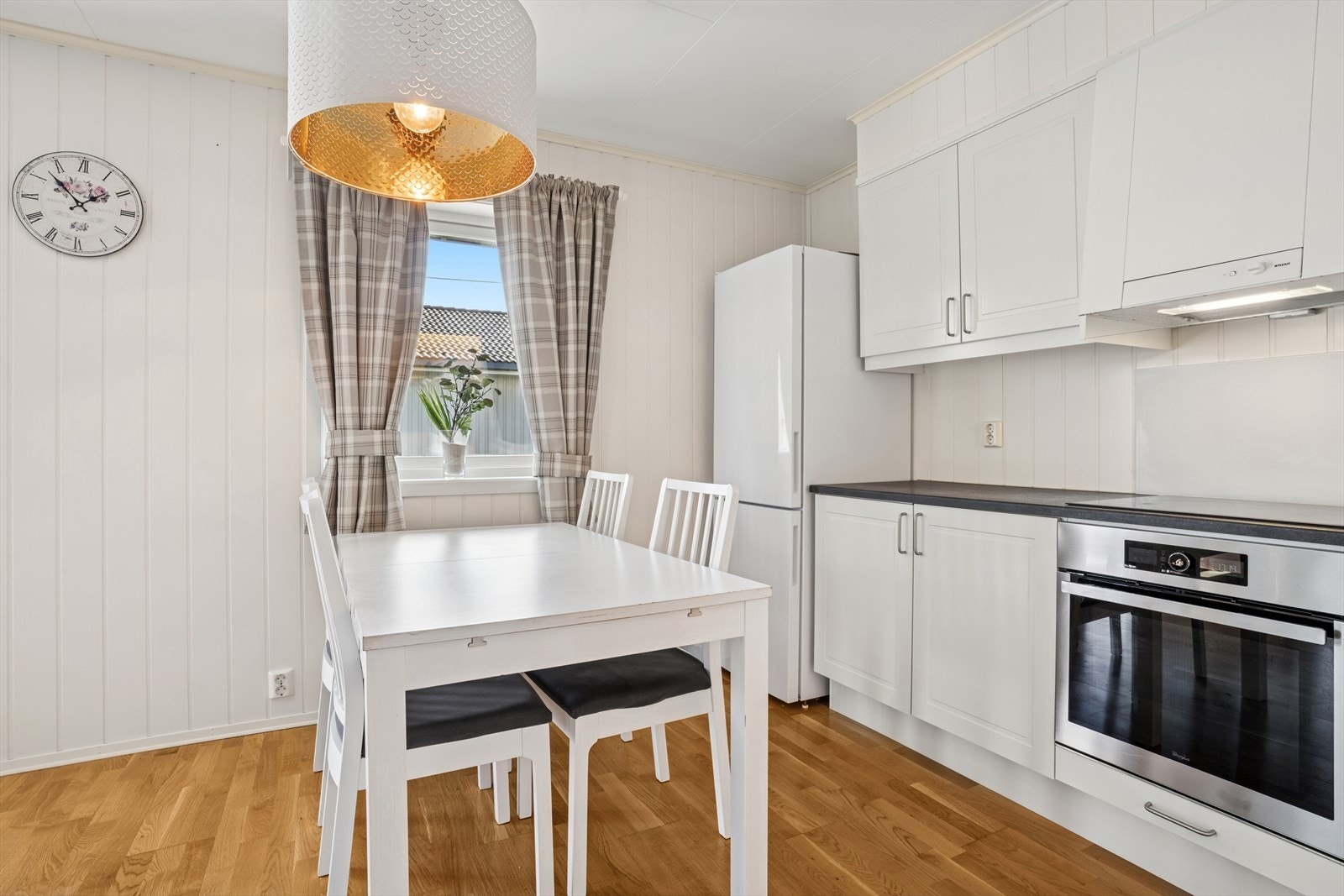 Det er godt plass for en spisegruppe mellom stue og kjøkkenet. Her kan venner og familie sitte å seg deg kokkelerer frem de beste rettene. Galleribilde