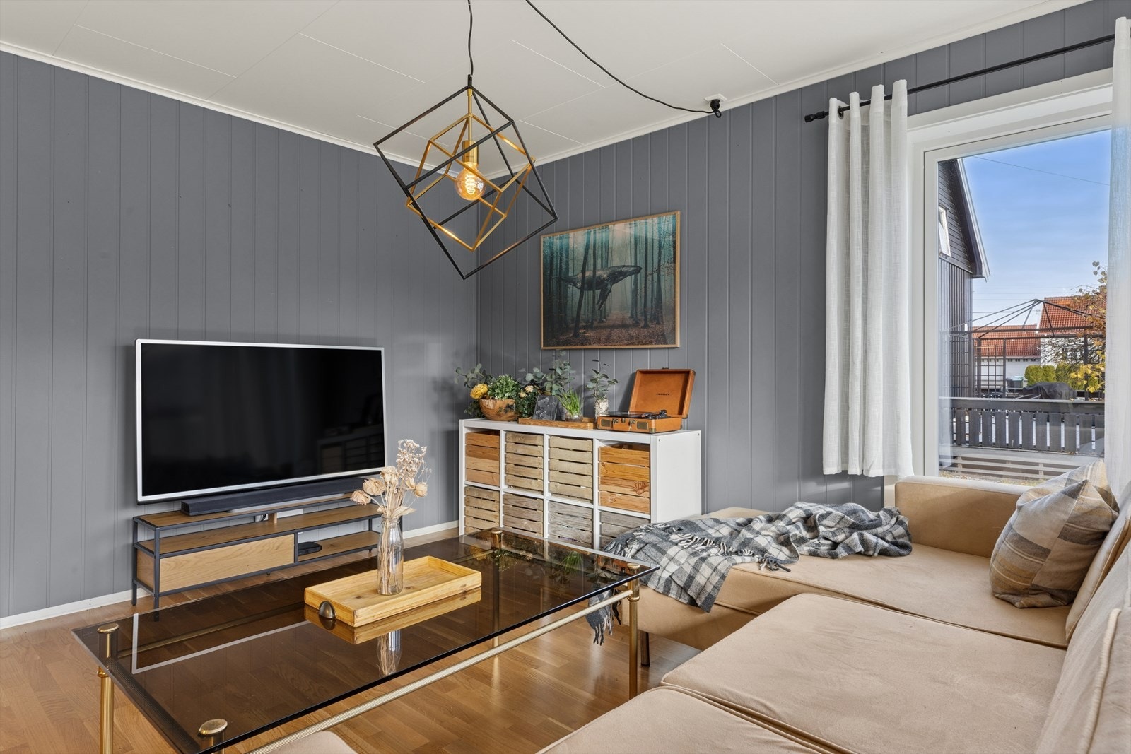 Det er plass til en koselig sofagruppe med TV-sone, og man kan samtidig nyte peiskosen fra sofakroken. Galleribilde