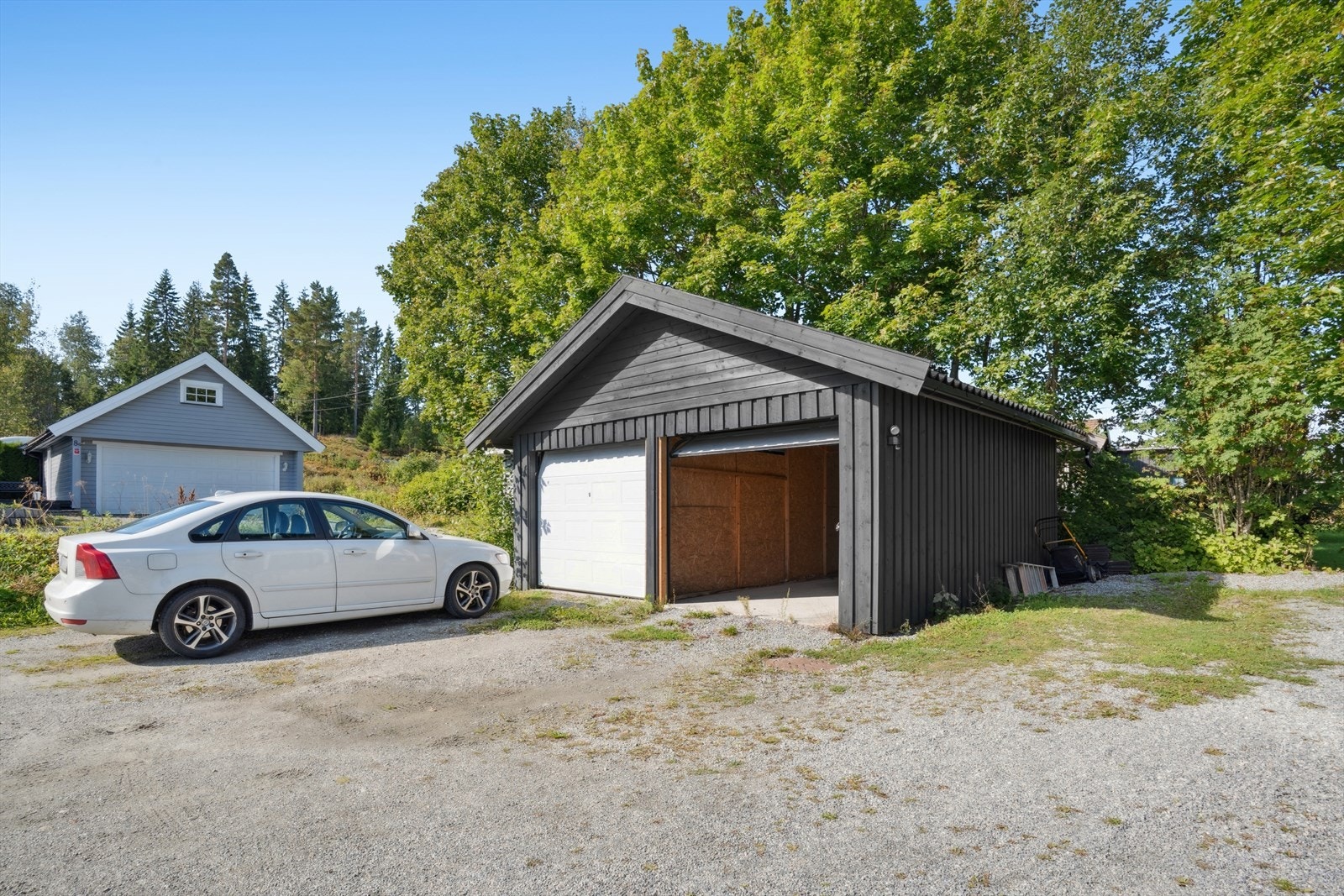 Det medfølger en p plass i garasjen. P plassen som tilhører eiendommen er den til venstre med lukket port. Det er ikke innlagt strøm til garasjen. Porten åpnes manuelt. Galleribilde