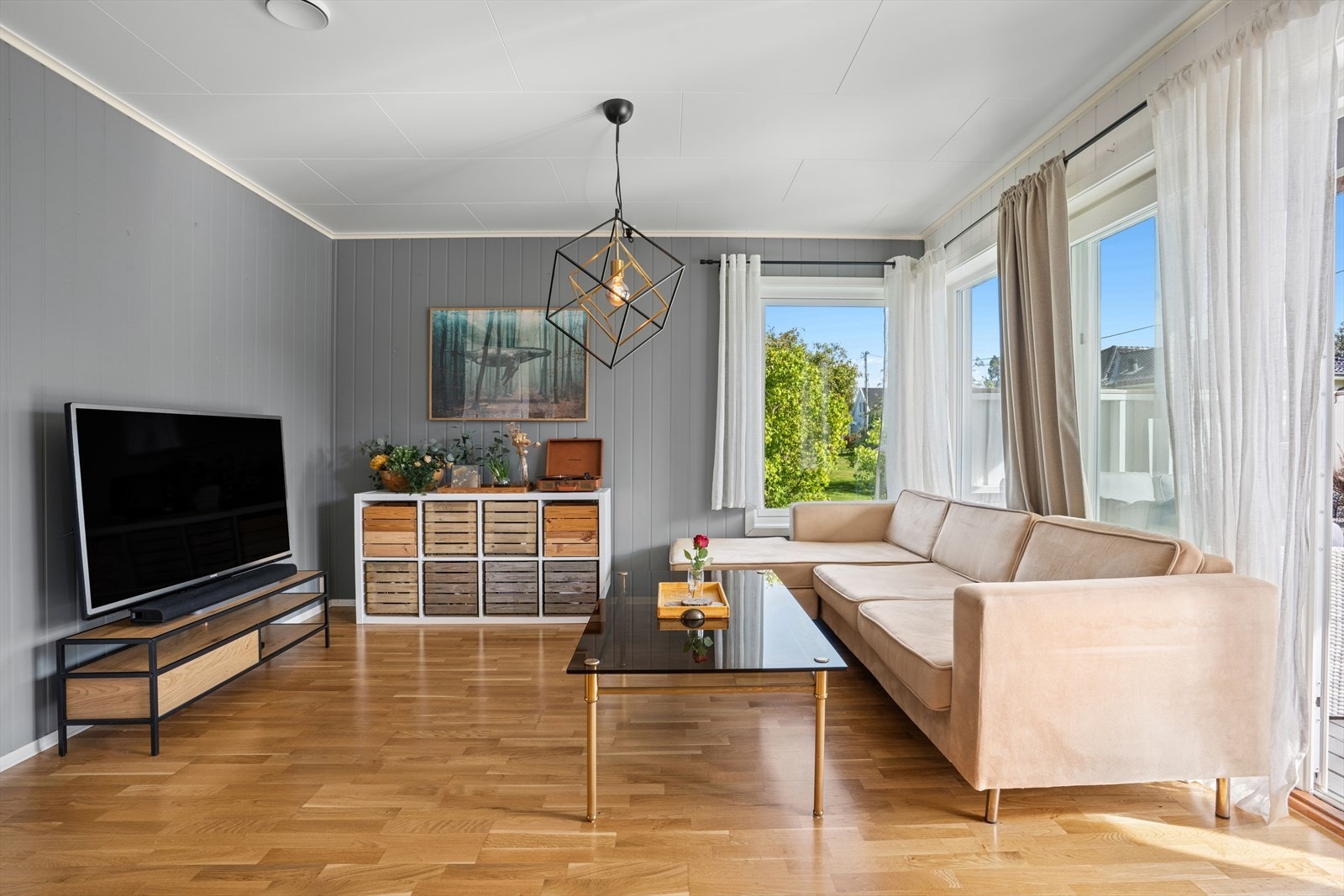 Stuen er lys og har rikelig med lysinnslipp. Galleribilde