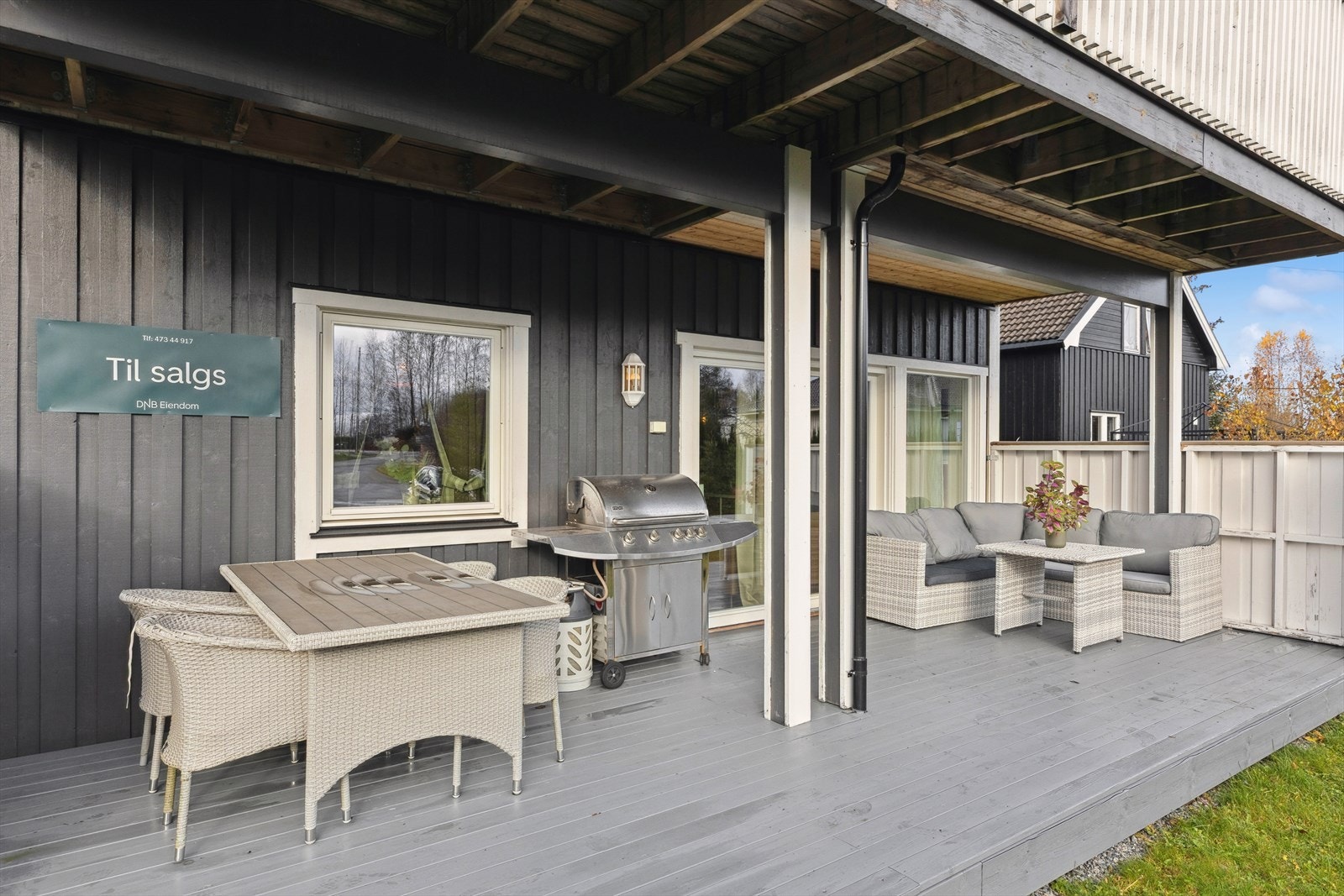 Fra stuen er det utgang til en overbygd terrasse med solrike utearealet. Galleribilde