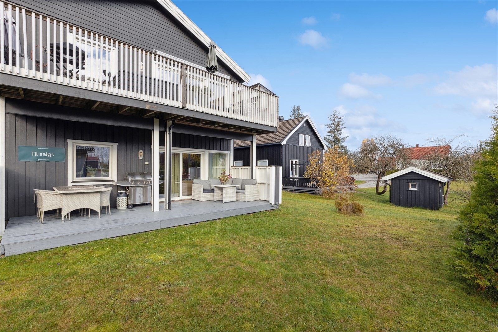 Et hyggelig grøntarealet rett utenfor terrassen. Galleribilde